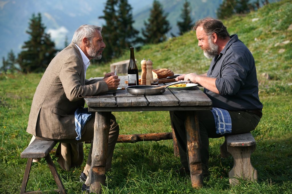 Die Politik der Gastfreundschaft: Vincent (Lambert Wilson) und Pierre (Grégory Gadebois) handeln mehr als nur das nächste Mittagessen aus. © Neue Visionen Filmverleih