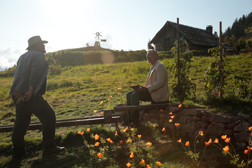 Auf bestem Weg zur Achtsamkeit: Workaholic Vincent (Lambert Wilson) genießt die heilende Wirkung der sommerlichen Landluft. © Neue Visionen Filmverleih