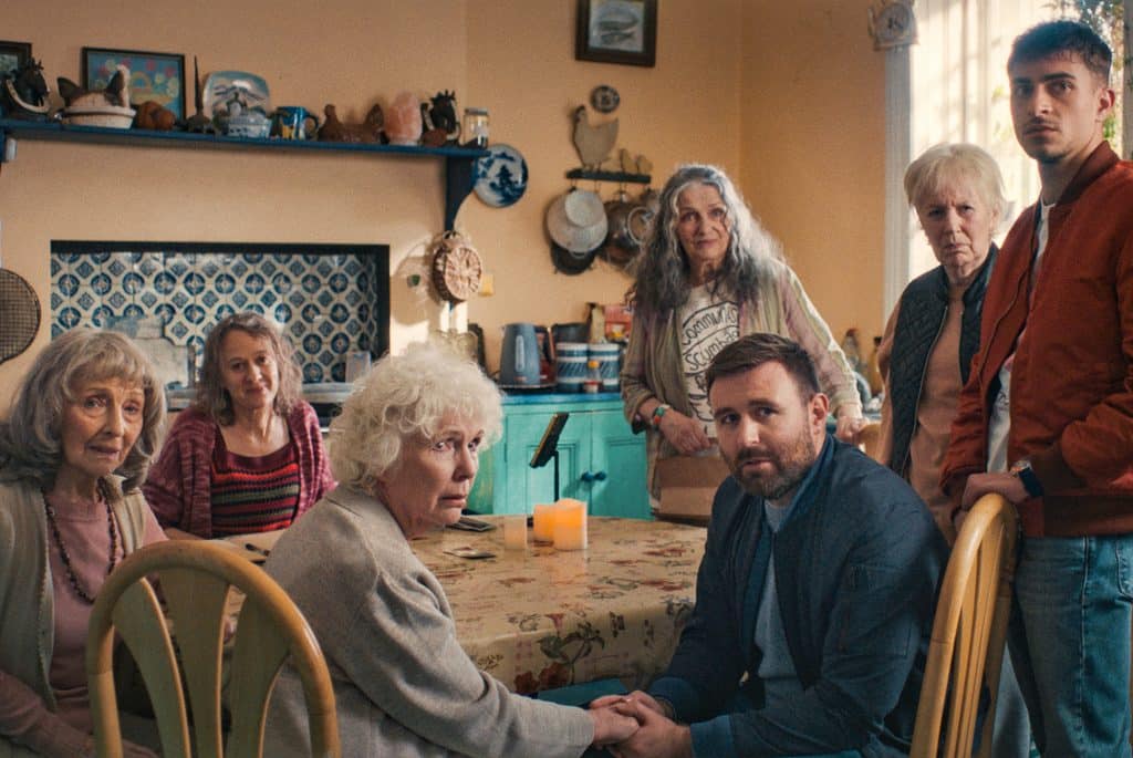 Edwards Mutter Alma (Fionnula Flanagan, Mitte) zusammen mit Jean (Dearbhla Molloy, l.), Maude (Stella McCusker), Rosey (Paddy Glynn) und Raf (Gaetan Garcia)