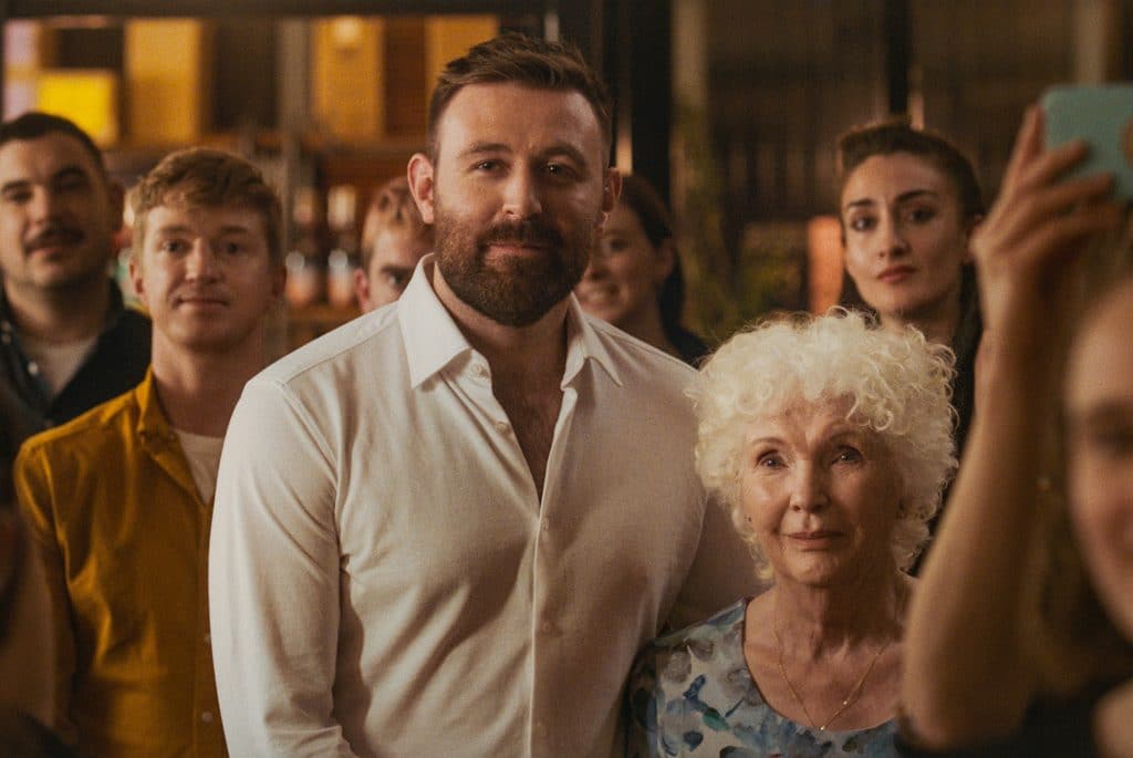 Edward (James McArdle) kümmert sich liebevoll um seine Mutter Alma (Fionnula Flanagan)